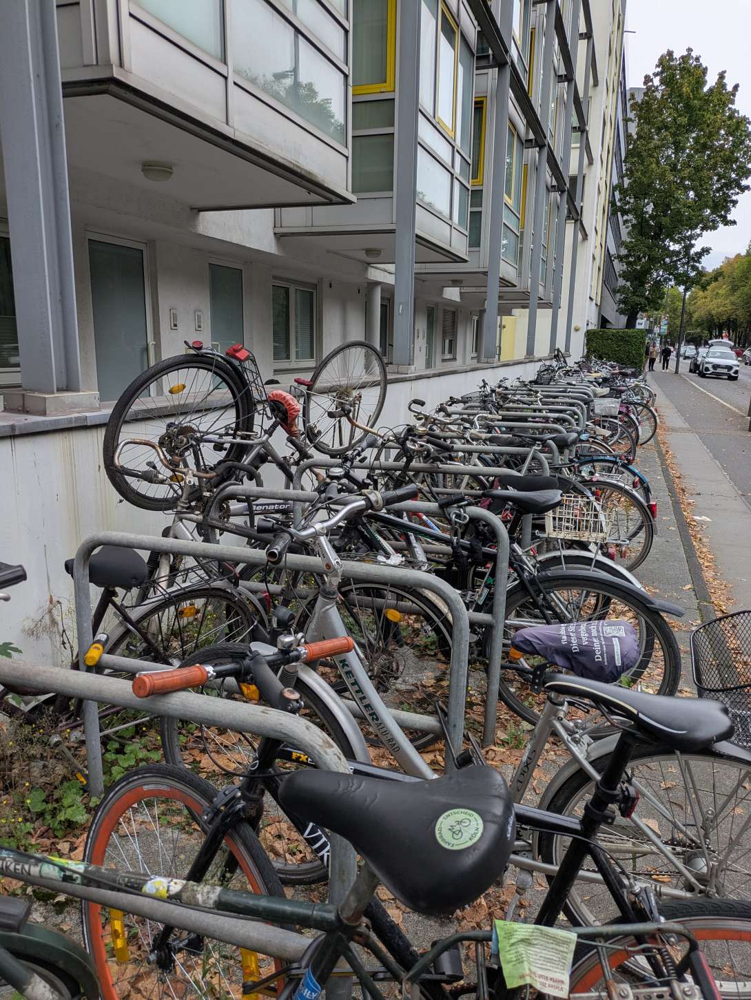 Schrott Fahrräder vor dem Wohnhaus Unistr 69 