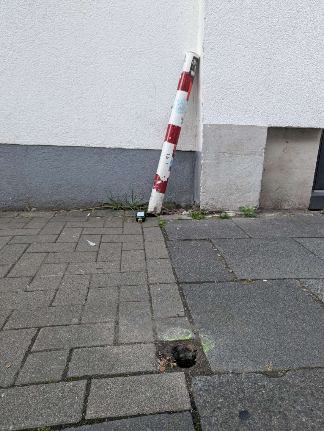 Schutzpöller auf Bürgersteig komplett von Fahrzeug abgefahren