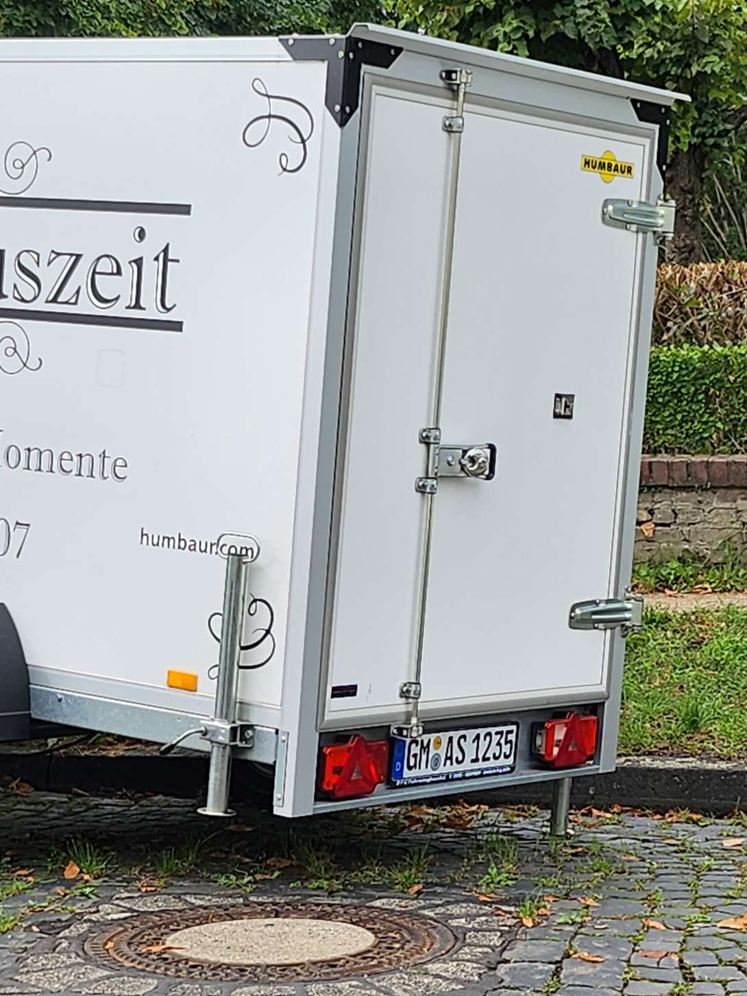 Anhäger parkt über 3 Wochen an der selben Stelle und ragt in die Fahrbahn 