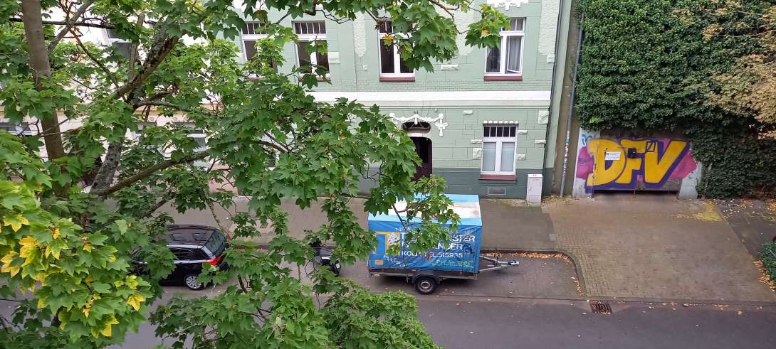 Moped und Anhänger blockieren zwei Parkplätze für den dort Wohnenden