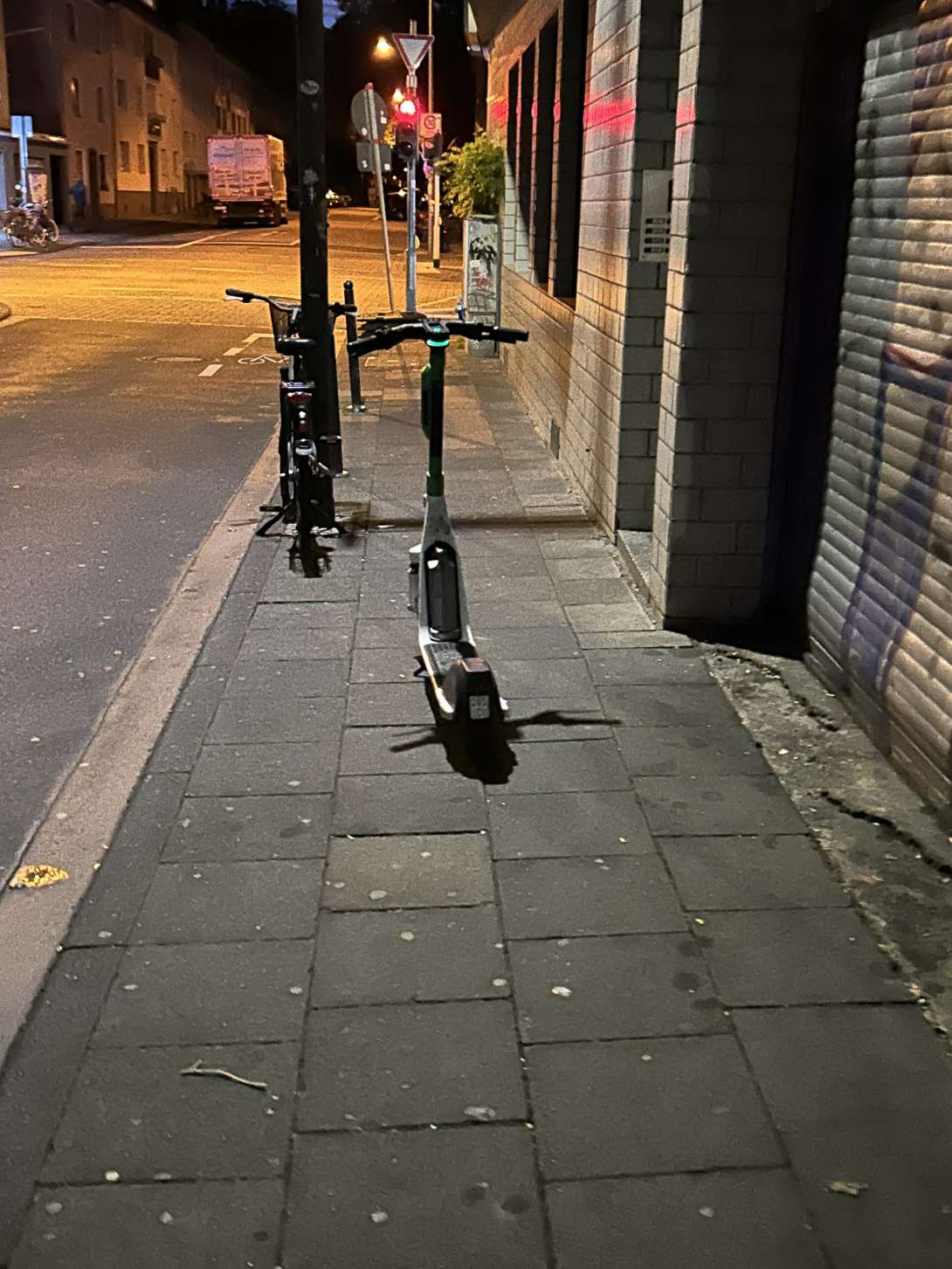 Gehweg blockiert vom *2025-09-23 06:32:11