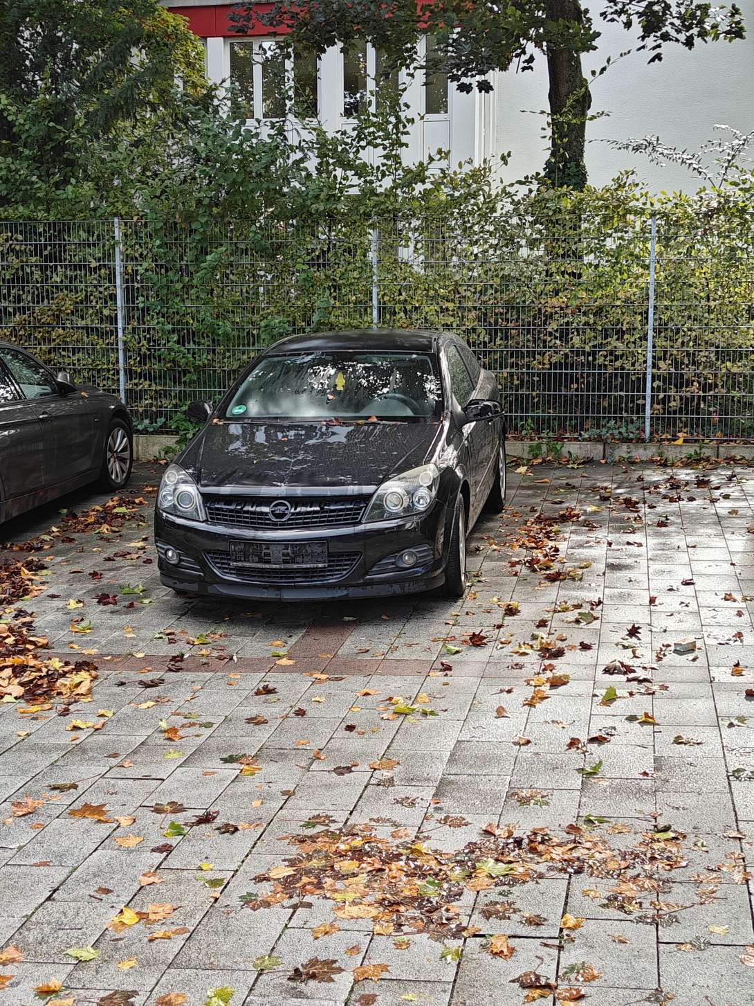Bild zu gemeldetem Anliegen vom *2025-10-04 12:27:25 Fahrzeug ohne gültiges Kennzeichen parkt auf zwei Parkbuchten 