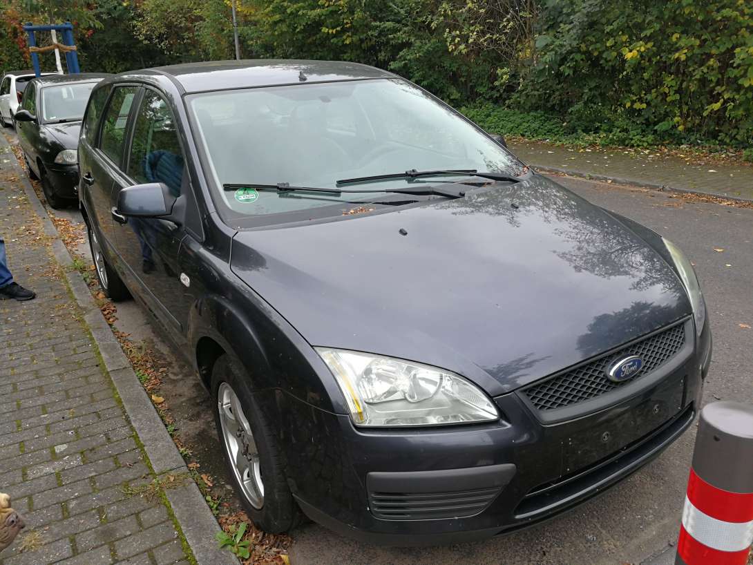 Kfz ohne Kennzeichen steht seit Wochen 
