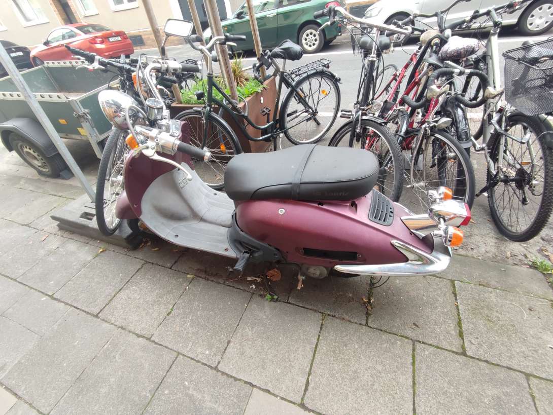 Schrott-Motorroller *2025-10-17 06:31:09