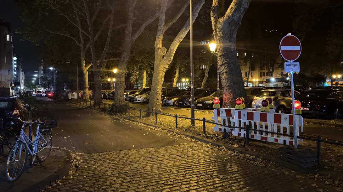 Straßenschild nach Baustelle nicht entfernt