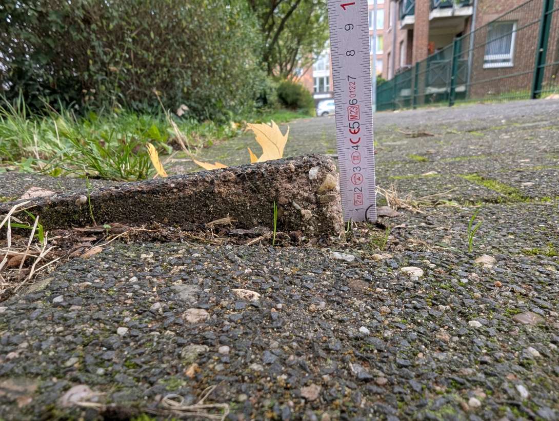 Herausstehende Pflasterstein Gehweg Dülkenstr. 18