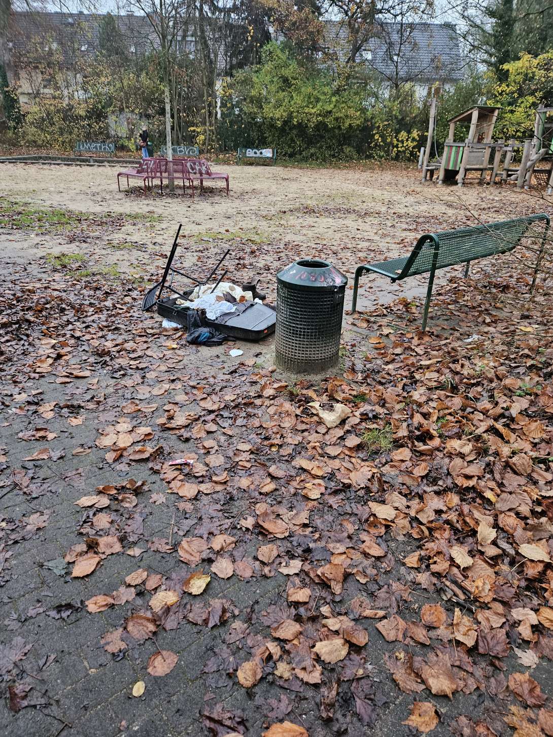 Spielplatz am Marienstift. Müll neben dem Müllkorb.
