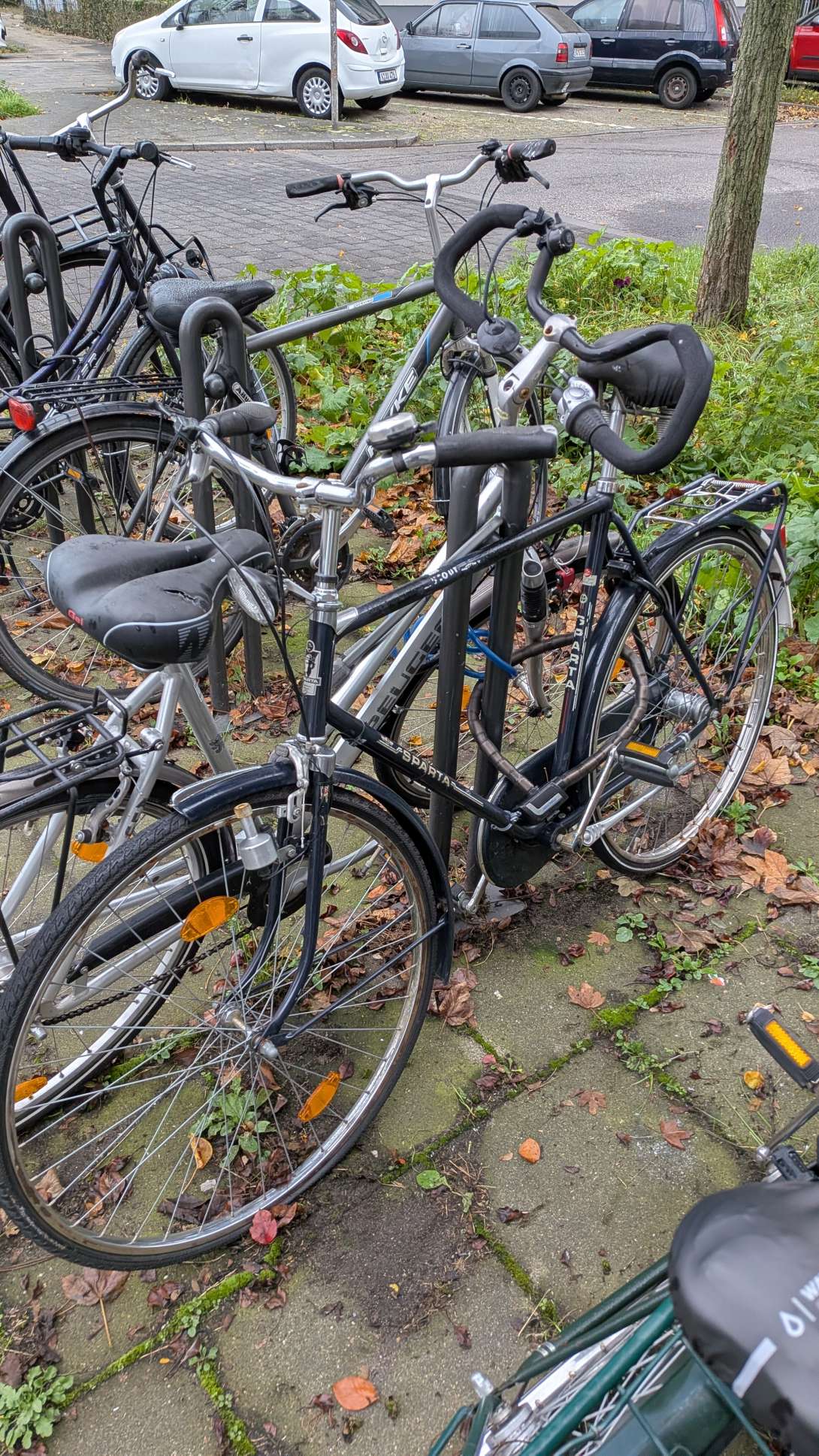 Schrottfahrräder am Abstellplatz *2025-11-10 06:32:07