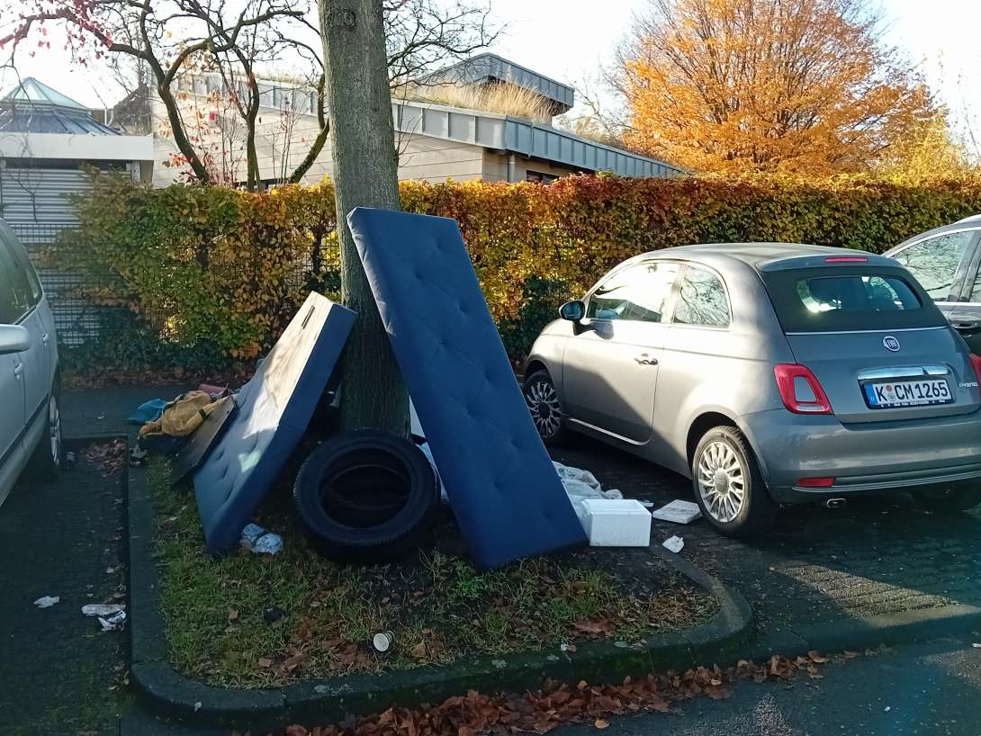 Das Bild ist selbsterklären: dieser Müllhaufen liegt vor der Kita; weitere befinden sich an der Abzweigung Köttinger Weg. MfG, HoBader 
