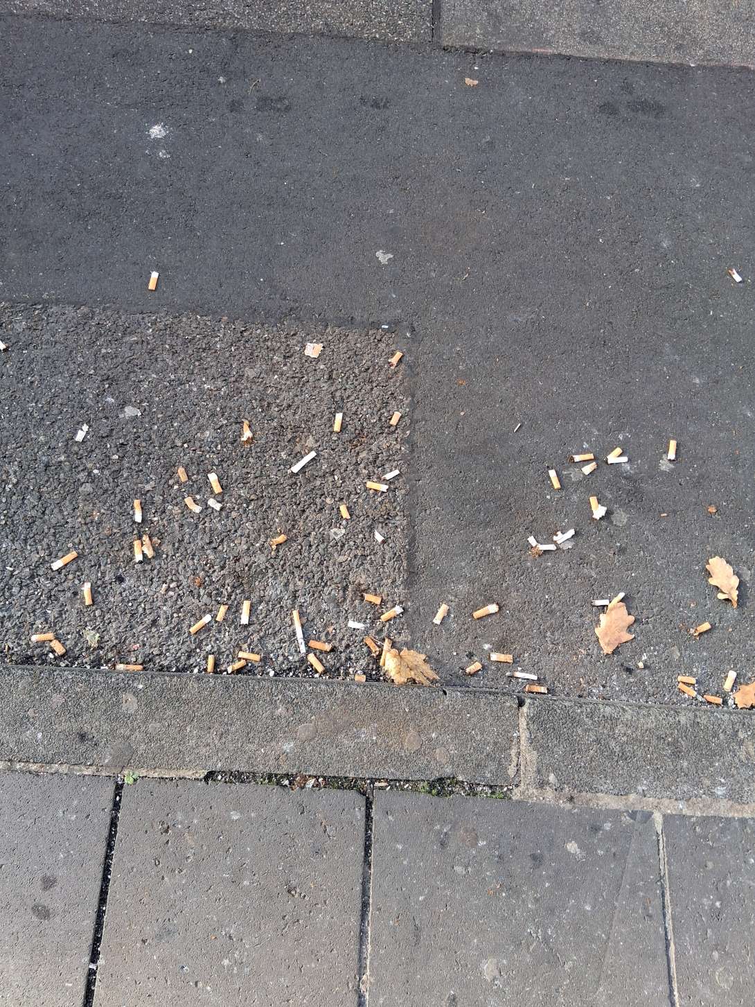 Mitarbeiter aus dem Haus rauchen mehrmals täglich vor der Tür und entsorgen ihre Kippen auf dem Bürgersteig/Strasse vor dem Hauseingangm *2025-11-13 12:41:51