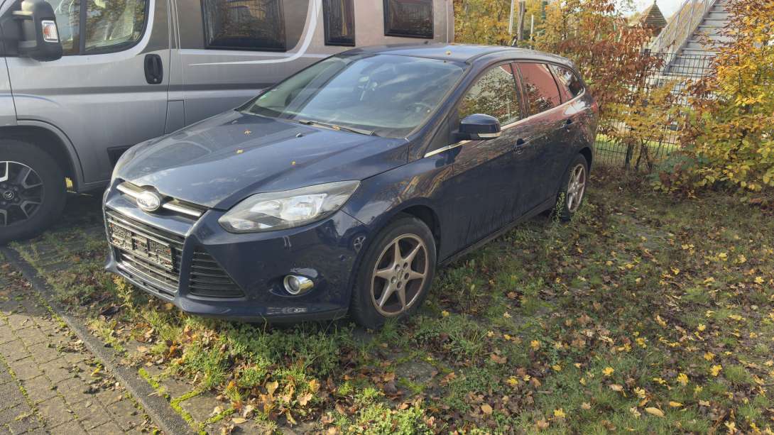 Schrott Auto ohne Kennzeichen falsch geparkt 