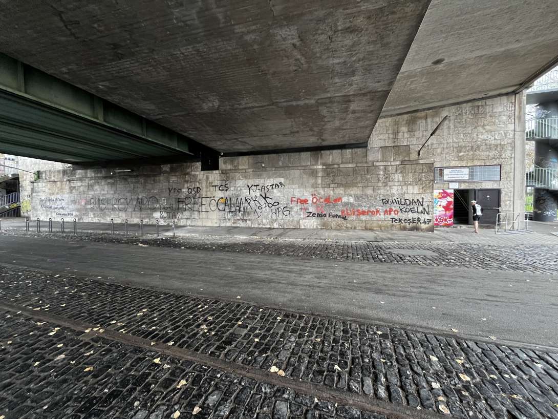 Graffitis nach Kurdendemo an Deutzer Brücke
