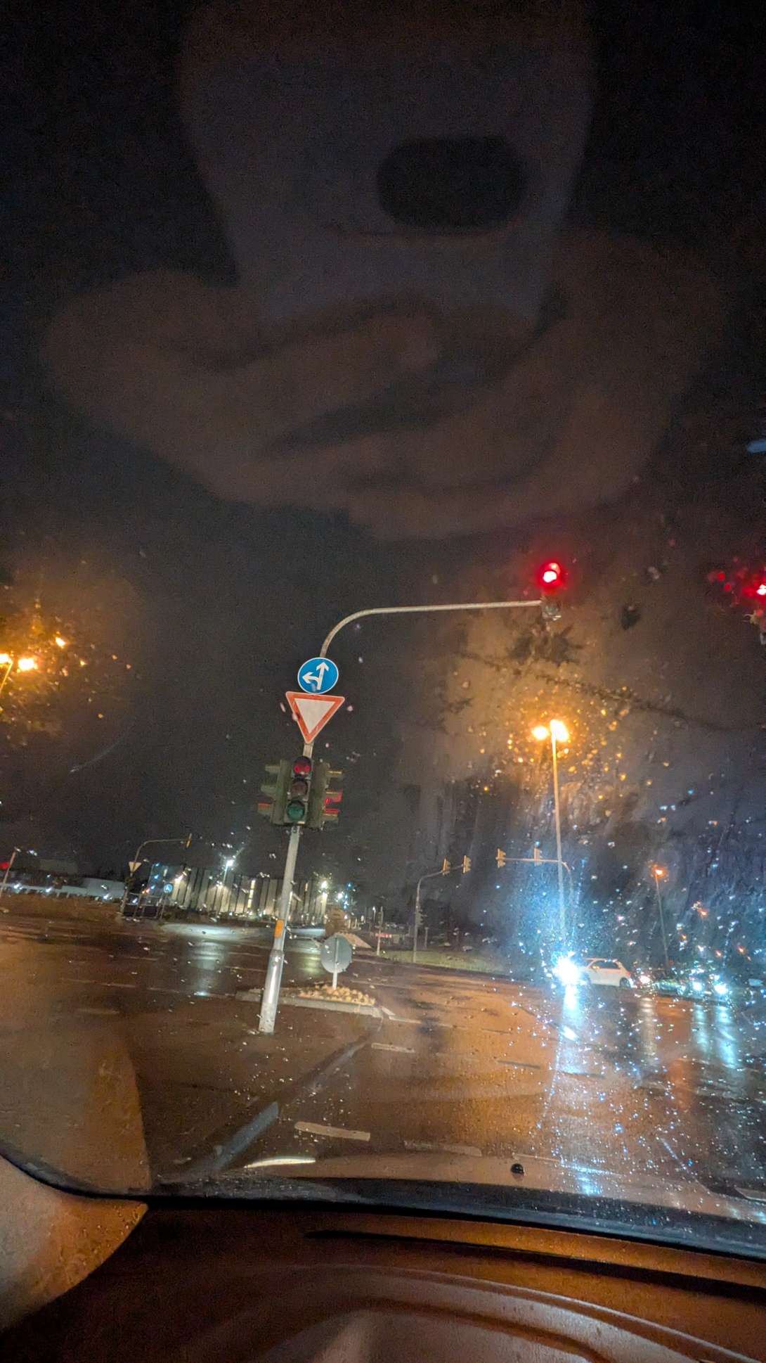 Bild zeigt Defekte Ampel. Rotes Licht defekt.