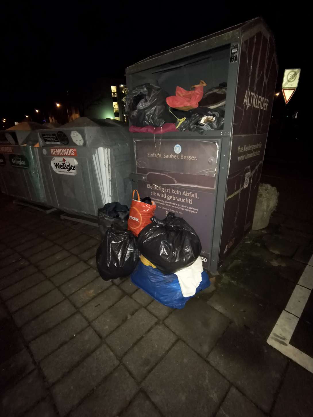 Voller Altkleidercontainer Friedensstr., Porz-Urbach