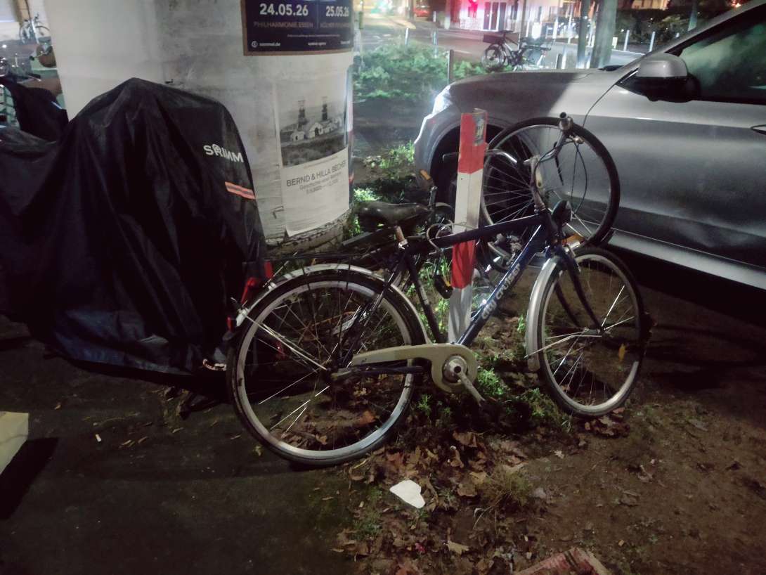 Schrottfahrräder vor Kempener Str. 76