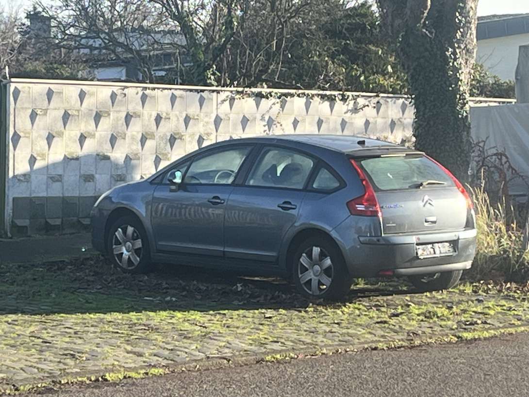 Abgestelltes Fahrzeug ohne Kennzeichen
