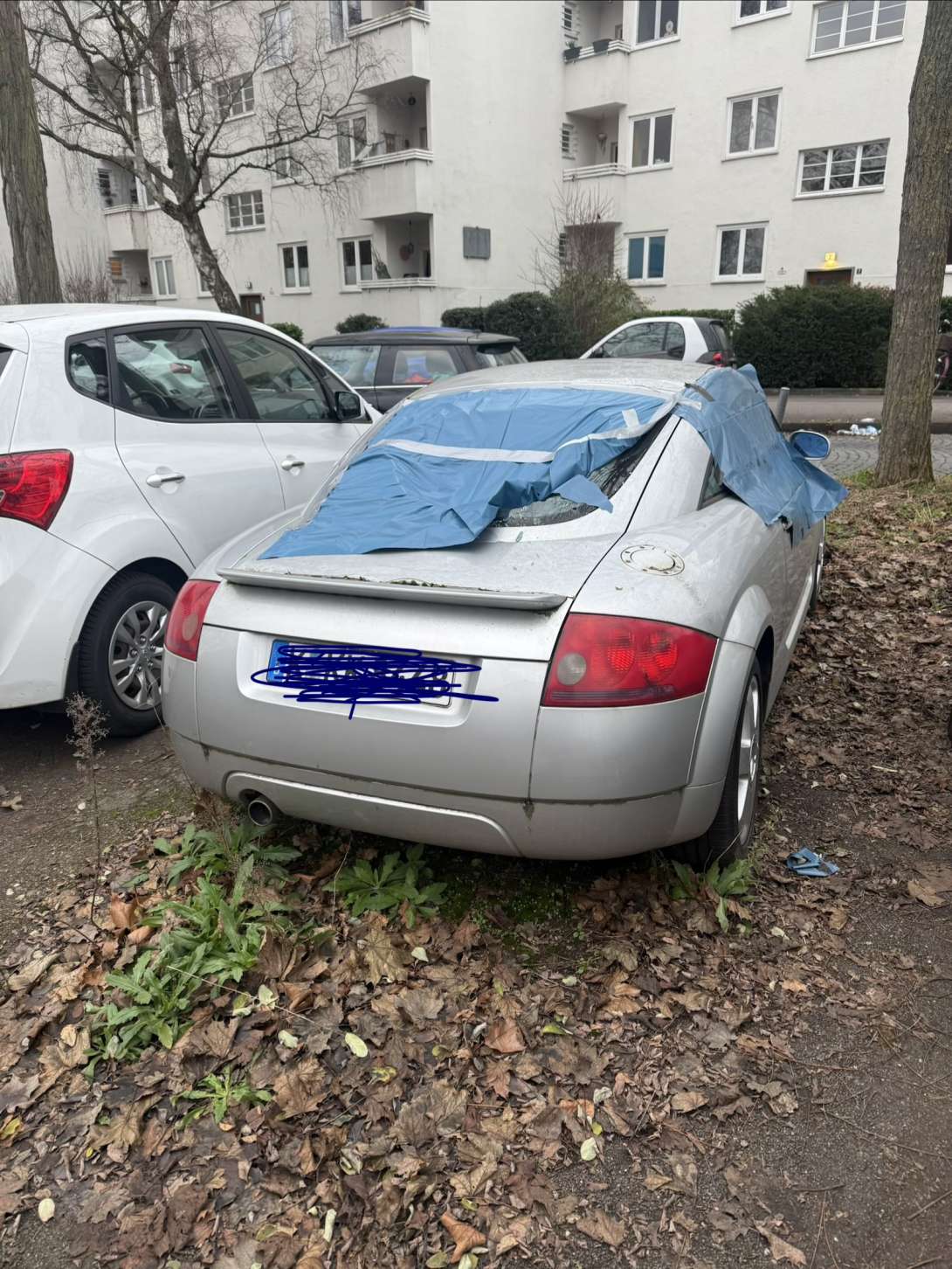 Bild zu gemeldetemschrottauti . Mit zerbrochenen Scheiben . Es steht seit 17 Monaten dort . Anliegen vom *2025-12-20 12:36:54