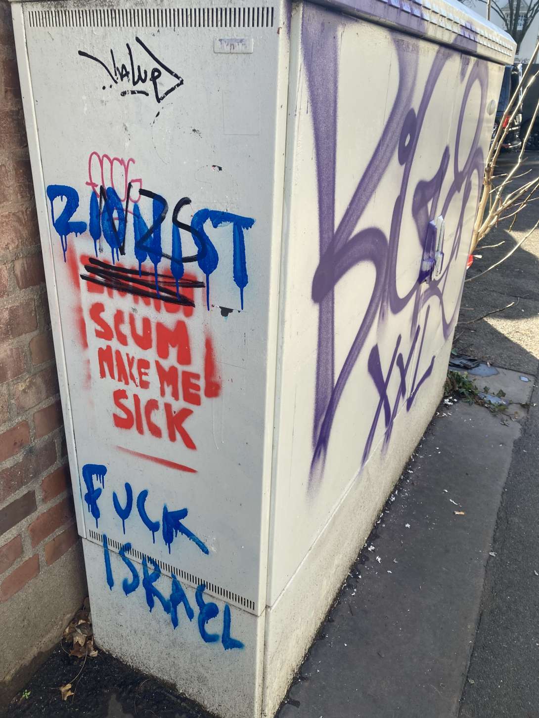 Antisemitische Parolen auf Stromkasten vom *2025-12-11 09:32:08