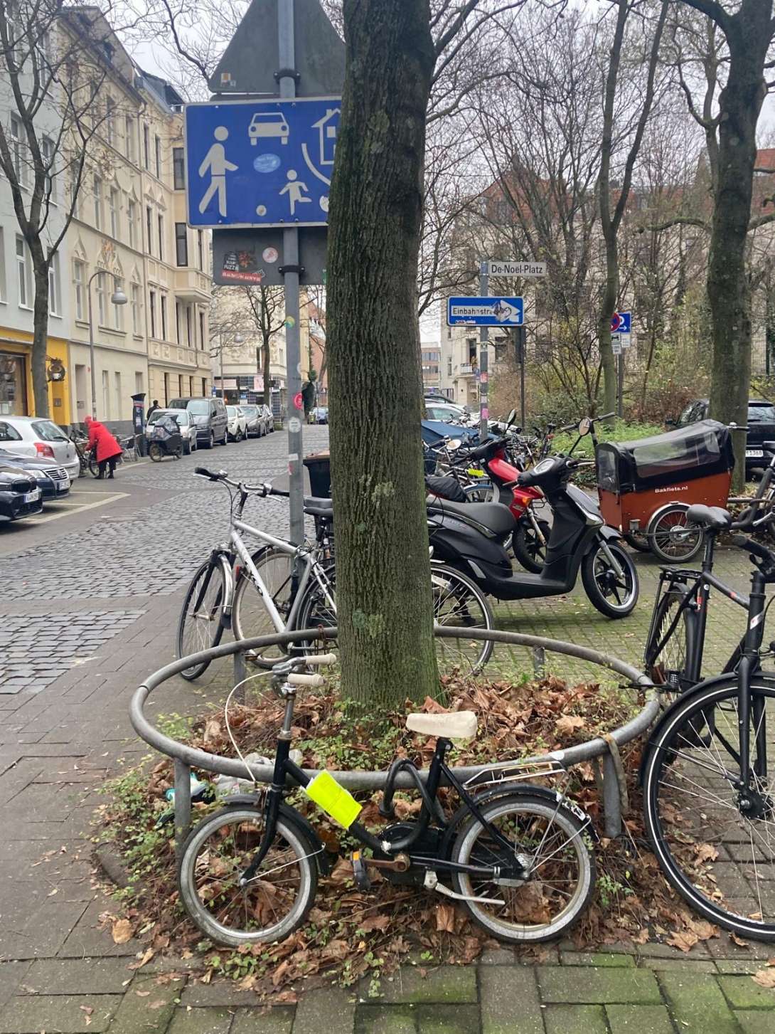 Kinderfahrrad mit gelbem Zettel