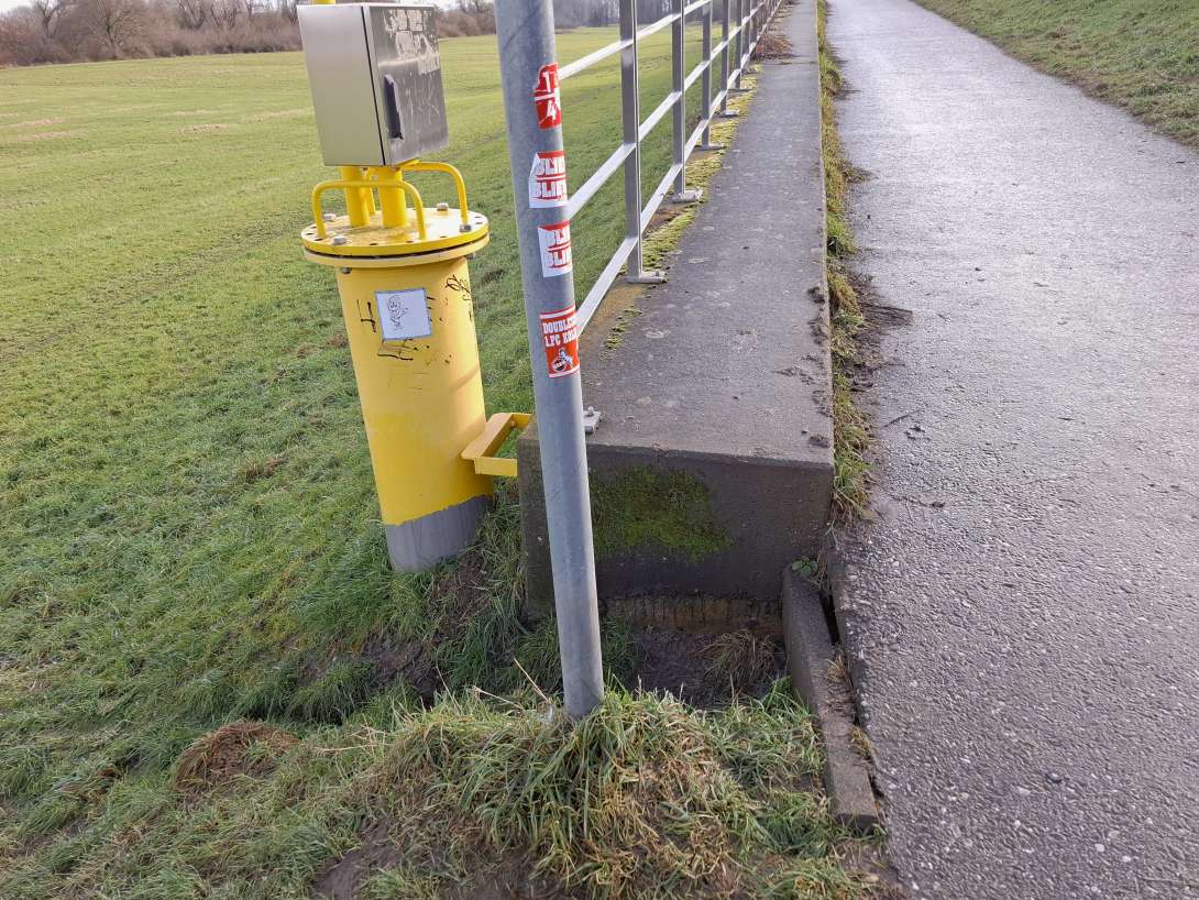 Radweg mit Hochwasserschutzmauer an der Rampe auf den Rhein Deich